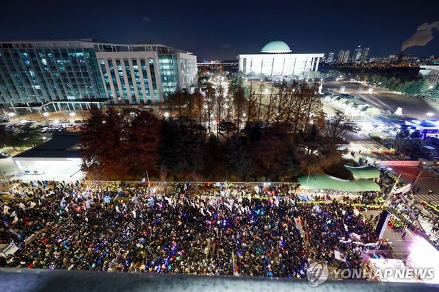 비상계엄 1주년, 국회의사당 앞 도로에 모인 시민들