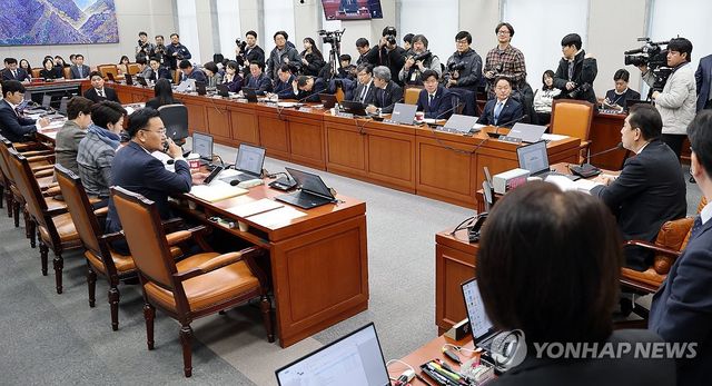 국회 운영위 주재하는 김병기 위원장