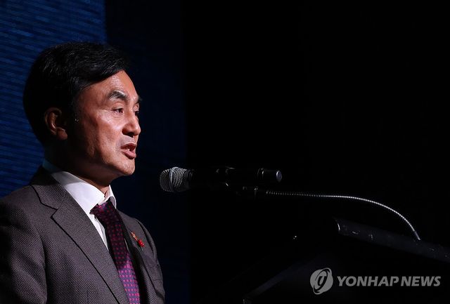 개회사하는 안규백 장관