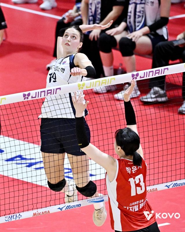 공격하는 IBK기업은행의 빅토리아(왼쪽)