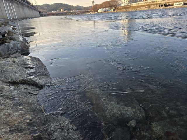 얼음 얼기 시작한 화천 산천어축제장 