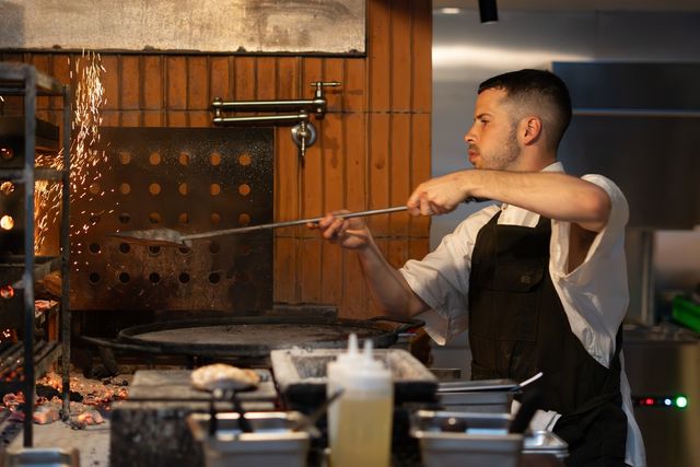 숯불로 요리하는 네스의 요리사 [사진/성연재 기자]