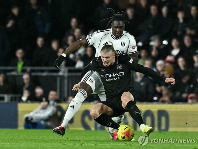 맨시티 홀란(앞쪽)의 경기 모습.