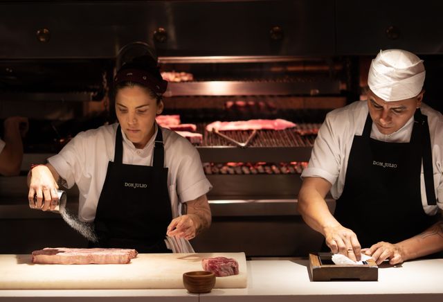 오픈 주방에서 요리하는 요리사들 [사진/성연재 기자]