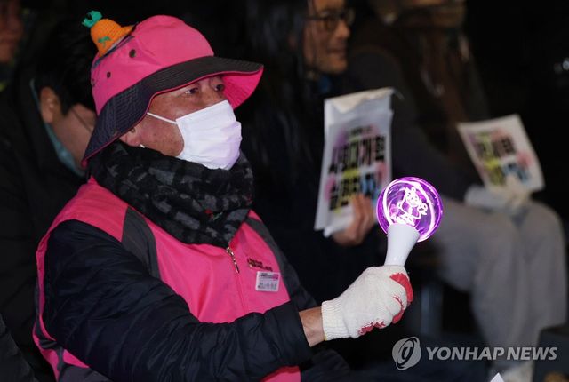 비상계엄 1년 다시 등장한 응원봉