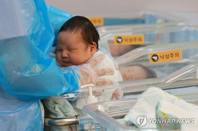 (고양=연합뉴스) 신현우 기자 = 지난 7월 24일 경기도 고양시 CHA의과학대학교 일산차병원 신생아실에서 간호사들이 아기를 돌보고 있다. 2025.7.24 nowwego@yna.co.kr