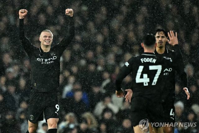 골 세리머니 하는 맨시티 홀란(왼쪽).