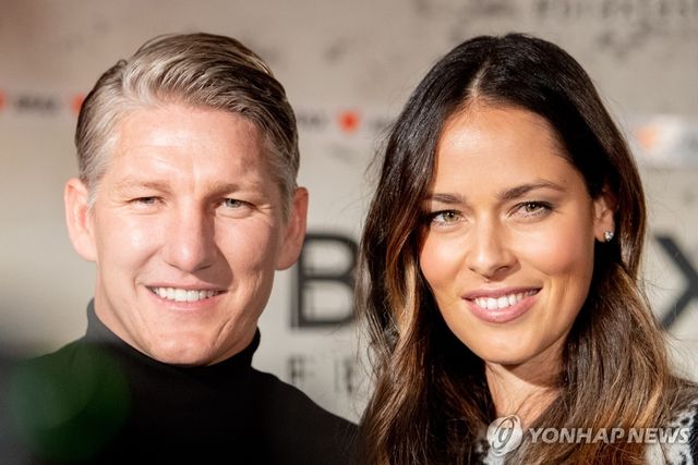 2020년 한 행사에 참석했을 당시의 슈바인슈타이거(왼쪽)와 이바노비치. 