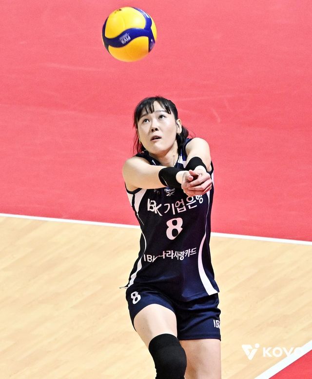 리시브하는 IBK기업은행의 리베로 임명옥