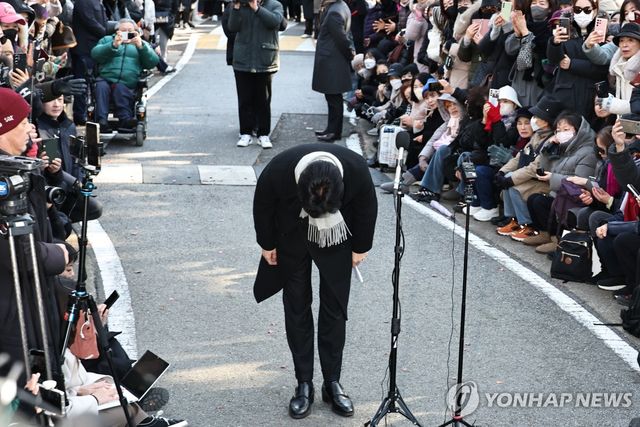 비상계엄 1주년 기자회견, 사과하는 한동훈 전 대표