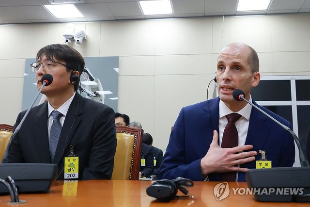 답변하는 해롤드 로저스 쿠팡 대표