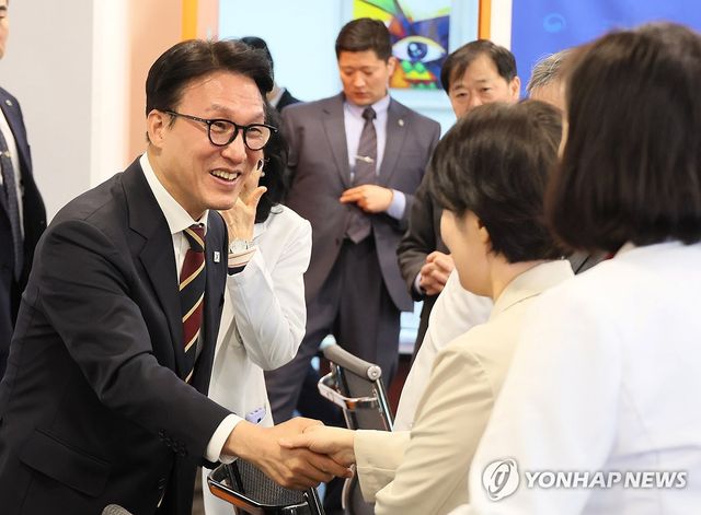 국립정신건강센터 찾은 김민석 총리