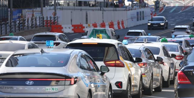 도로에 줄지어서 손님 기다리는 택시