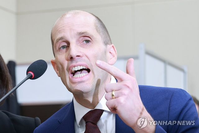 동시통역기 착용 요구에 답변하는 로저스 대표