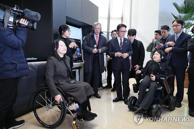 김민석 총리, 국립중앙박물관 배리어프리 키오스크 체험