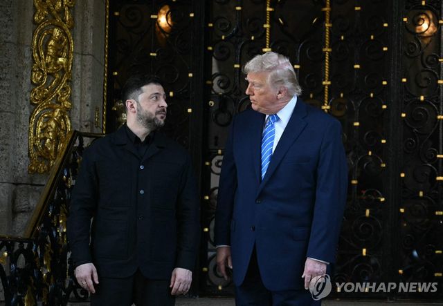 미국 플로리다에서 만나 종전협상 진행한 볼로디미르 젤렌스키 우크라이나 대통령과 도널드 트럼프 미국 대통령