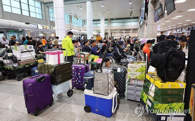 귀성객들로 붐비는 인천항 연안여객터미널