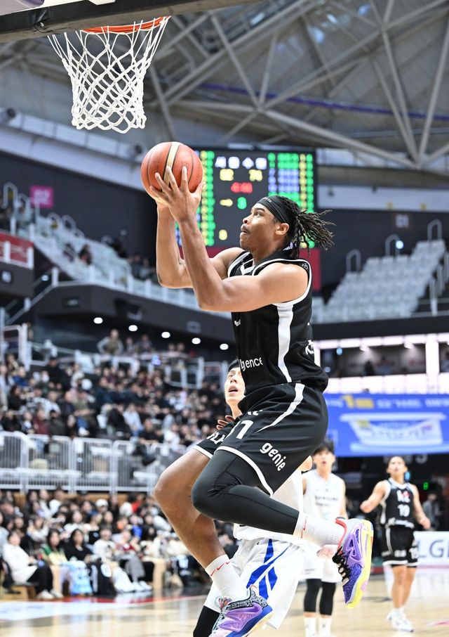 슛하는 아이재아 힉스