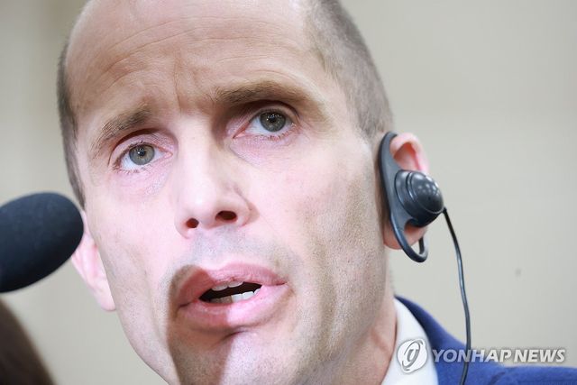 답변하는 로저스 쿠팡 대표