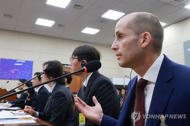 답변하는 해롤드 로저스 쿠팡 대표