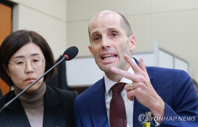 동시통역기 착용 요구에 답변하는 쿠팡 대표이사