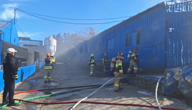 양돈장 화재 진압하는 소방대원
