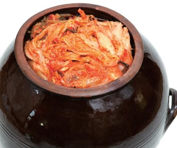 옹기 김장독에 담긴 김치