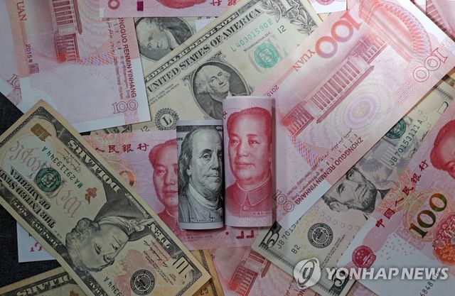 중국 위안화와 미국 달러화 지폐