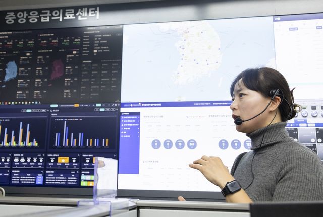 (서울=연합뉴스) 김정언 중앙응급의료상황실장이 29일 서울 중구 국립중앙의료원 중앙응급의료센터 광역응급의료상황실에서 기자들에게 "응급의료 상황판에 적힌 병상 등은 현재 가용한 응급의료 자원정보에 대해 알려주는 1차 지표"라면서도 "실제로 당장 환자 진료가 가능한지는 응급실에 있는 의사들이 판단해야 할 요소가 있다"고 강조했다. 2025.12.29. [보건복지부 제공. 재판매 및 DB 금지]