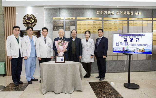 만호제강 김영규 전 회장과 의료진들