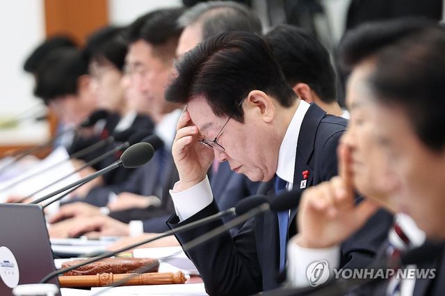 국무회의 발언 듣는 이재명 대통령