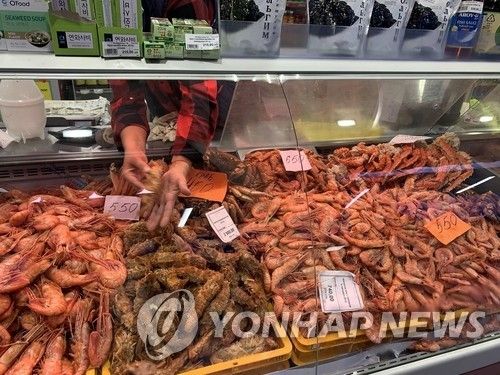 대게와 가시배새우 등 각종 수산물로 가득한 판매대