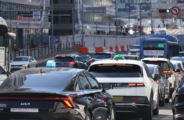 1개 차선에 줄지어 선 택시