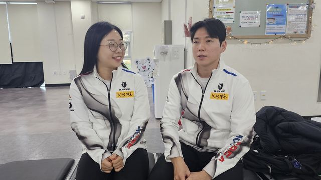 연합뉴스와 인터뷰하는 김선영(왼쪽)과 정영석