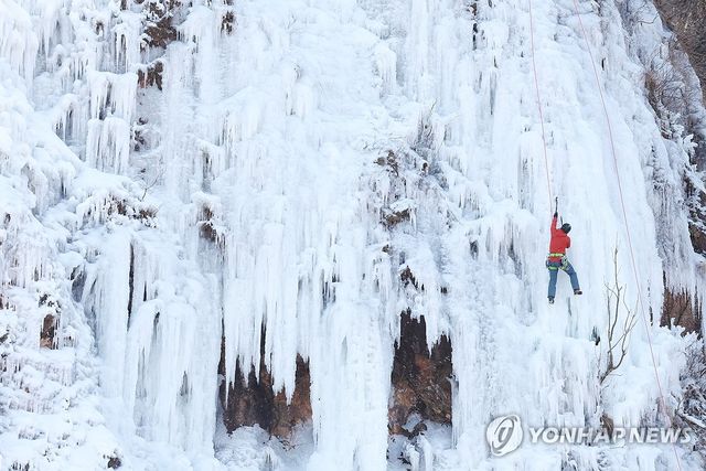 한파에 꽁꽁 얼어붙은 인제 매바위폭포