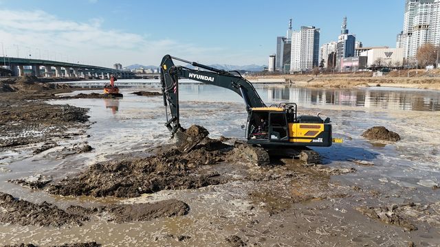 갑천에서 진행 중인 준설
