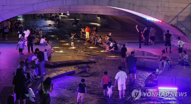 지난 7월 31일 서울 청계천에서 시민들이 열대야를 피하고 있다. [연합뉴스 자료사진]