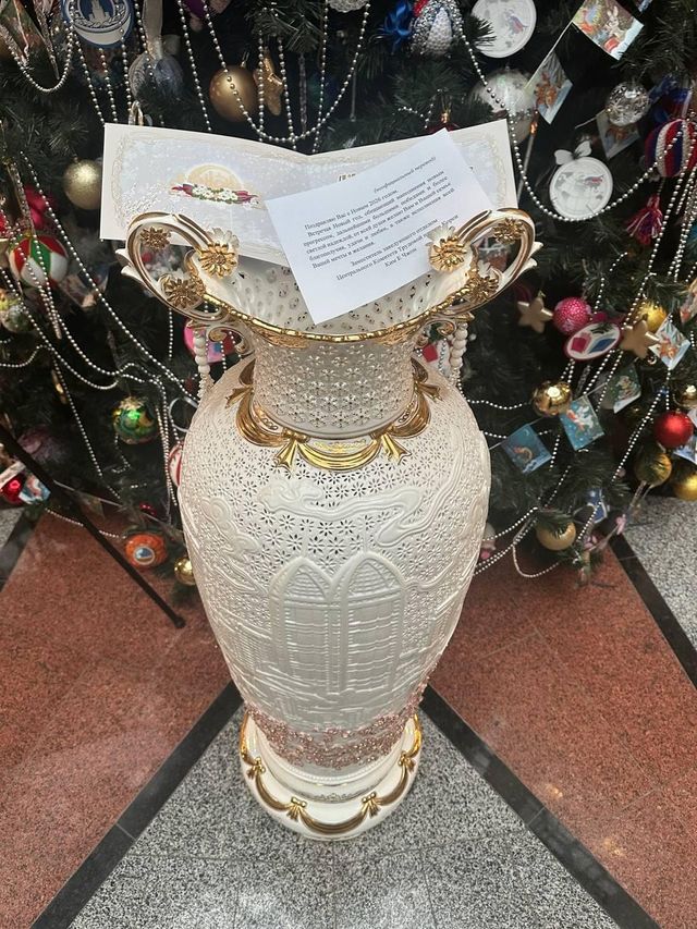 김여정 북한 노동당 부부장이 마리야 자하로바 러시아 외무부 대변인에게 보낸 꽃병