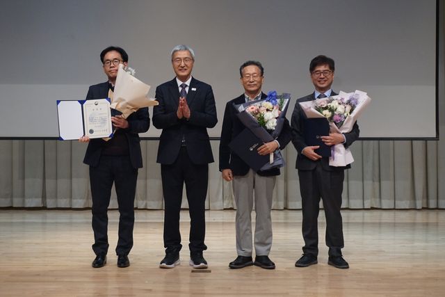 온라인 자료 우수 협력기관 표창 수여 모습 