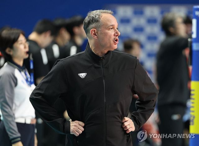 작전 지시 내리는 마우리시오 파에스 감독