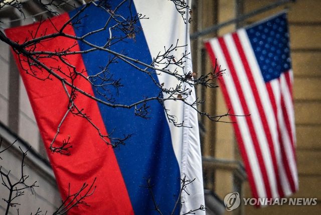 모스크바 주재 미국 대사관 앞에 내걸린 러시아 국기와 미국 국기