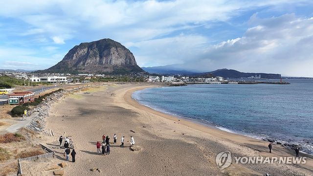 사계리 해안 찾은 관광객들