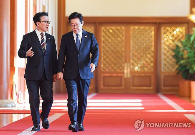 국무회의 입장하는 이재명 대통령