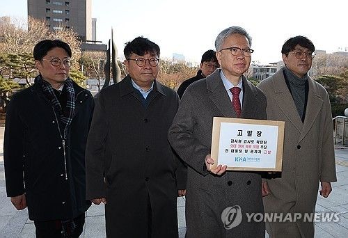 대검에 고발장 제출하는 김택우 의협회장
