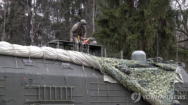 그물망으로 위장하는 오레시니크 미사일 시스템