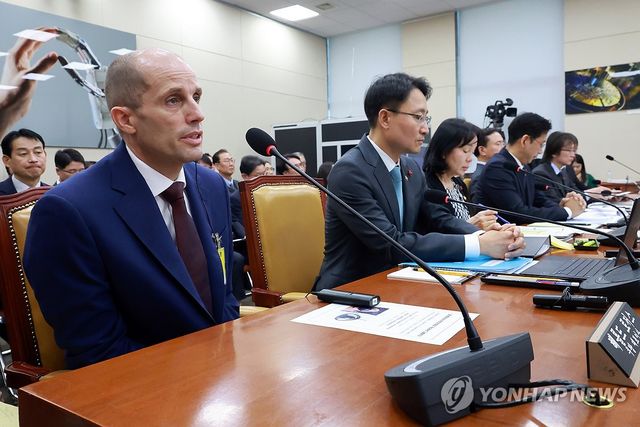 답변하는 로저스 쿠팡 대표