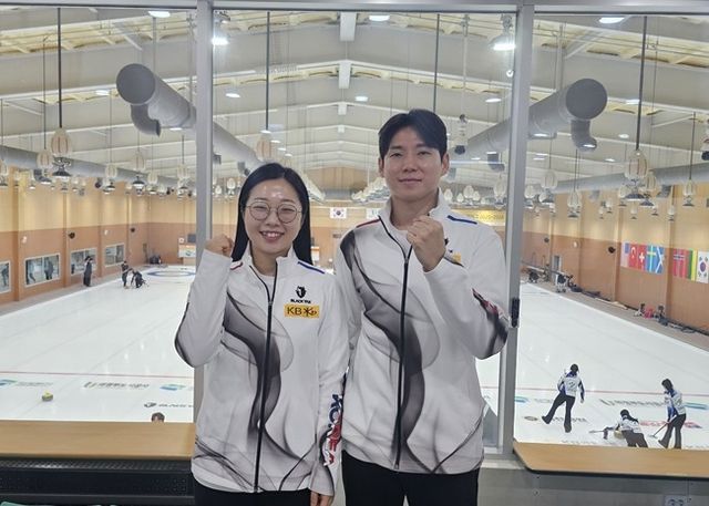 주먹을 불끈 쥔 김선영(왼쪽)과 정영석