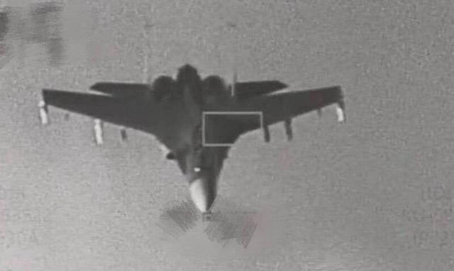 대만군 F-16 전투기가 촬영한 중국군 J-16 전투기 모습