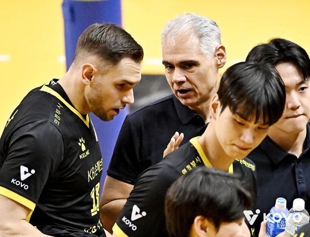 작전 지시하는 레오나르도 KB손해보험 감독(중앙)