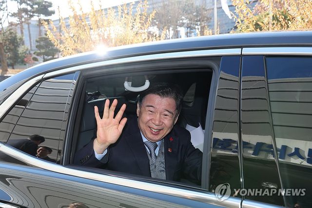 청사 떠나는 유철환 국민권익위원장